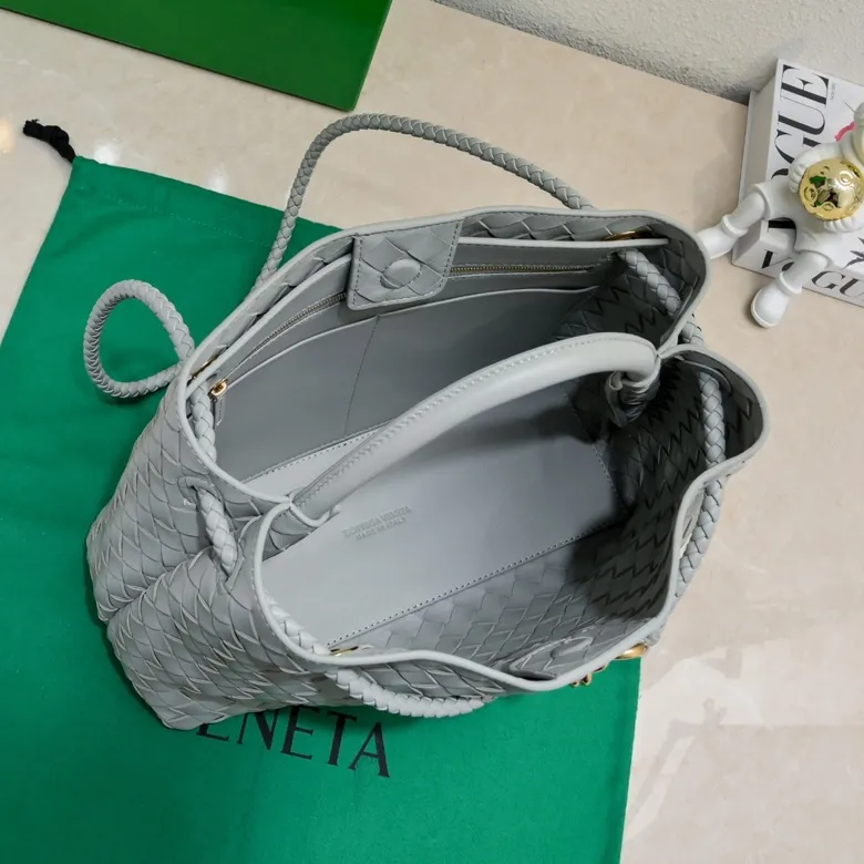 The 2023 new Andiamo batch of 2260 BV has been shipped‼ ️Really popular🔥The new Andiamo woven handbag launched by Bottega Veneta this season is really popular all over the world! ! Celebrities at home and abroad have worn it, and Oscar-winning actress Michelle Yeoh has taken it out on the street. Song Jia, Trai Yara, Yu Feihong, Sanji Ayaka, Rosie Hunting-Whiteley, Yoshioka Riho, etc. have all picked up this bag. It is classic and versatile, showing off its temperament, and the bag capacity is also large, which is very convenient for daily commuting! ! A variety of carrying methods, the shoulder straps can be adjusted by yourself, the original lambskin feels soft and delicate, and the unisex style breaks gender boundaries and brings a more practical and longer-lasting use experience. Andiamo, which has both elegant and casual styles, perfectly interprets the true appearance of "fashionable old money style". Style number: 8463 Size: 32*24*12
